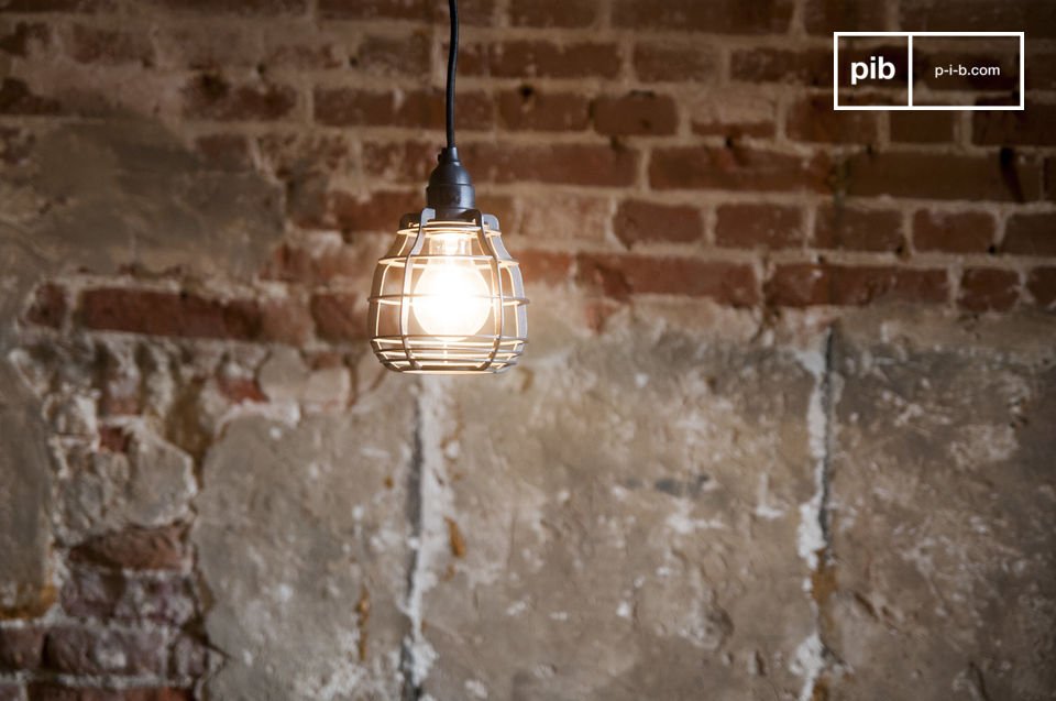 The Bristol pendant lamp is a neo-retro light directly inspired by the old workshop lamps