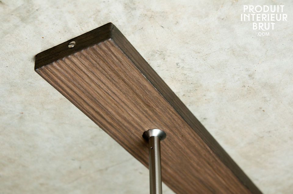 The telescopic spindles allow to the height of this lamp to change according to our interior