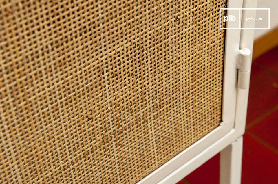 The straight weave of the natural rattan wickerwork accompanies the square lines of the furniture