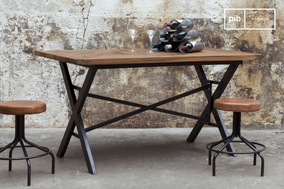 Robust and resolutely industrial table.