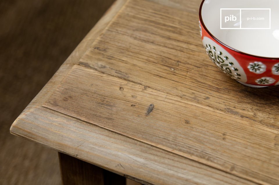 Sturdy tray in recycled wood.