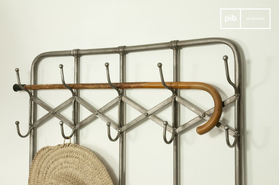 Choose this metal coat rack full of character for your entrance hall!This metal coat stand is robust