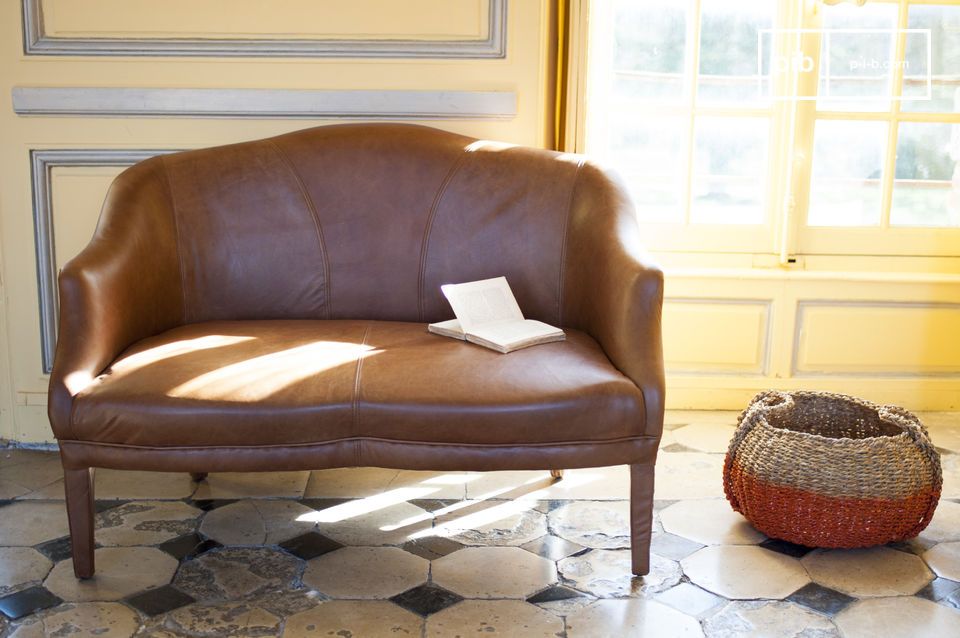 The style of this sofa takes us back a few decades with the charm of the early twentieth century