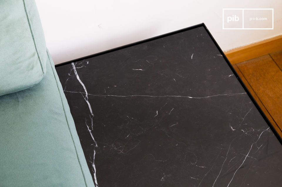 Pretty and elegant table top in black marble with white ribbing.