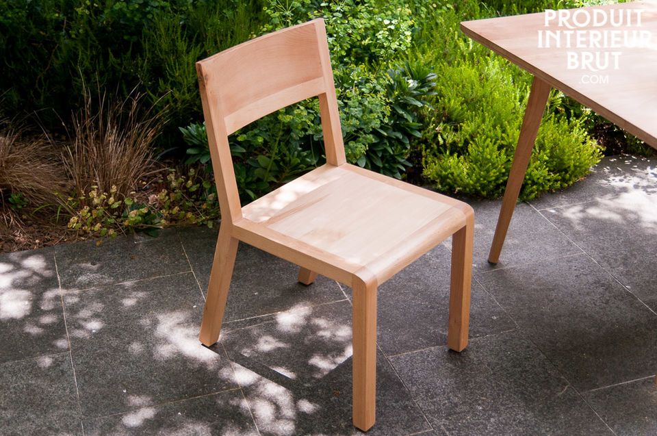 Entirely made of solid beech wood, the chair Möka combines simplicity, robustness and comfort