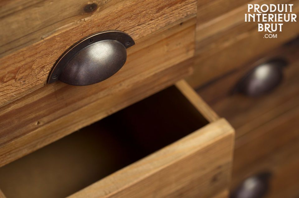 Achieved whith old polished wood, this chest seems straight out of an old workshop