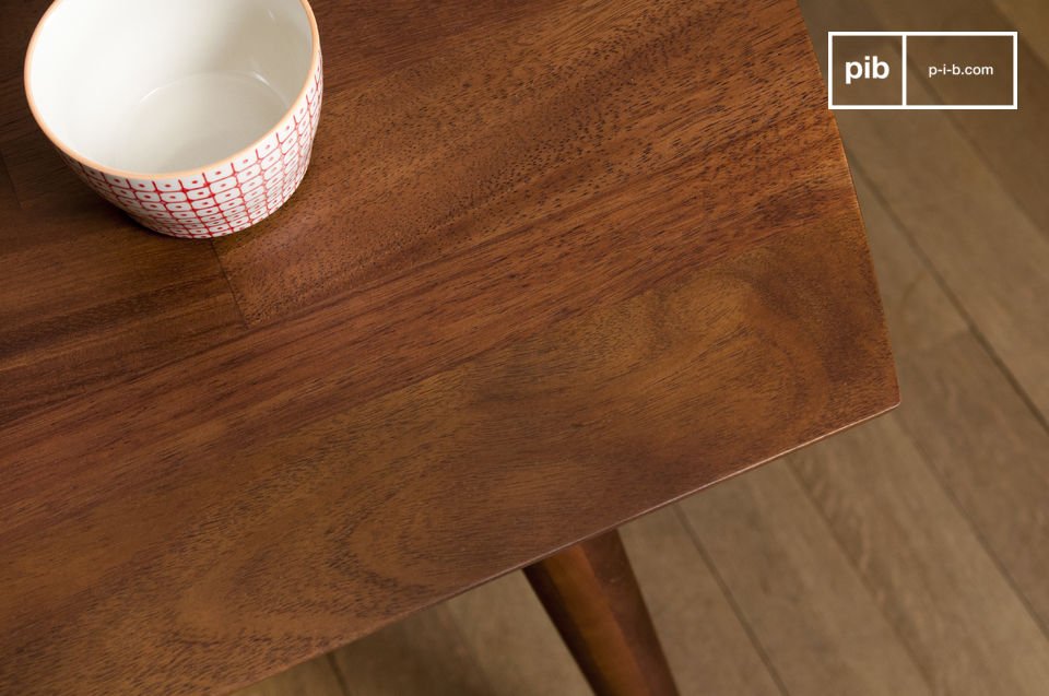 The top is protected by a varnish that makes the table resistant.