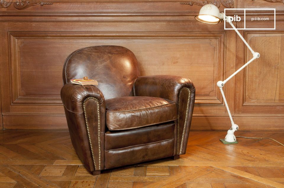 Elegant leather armchair with great comfort.