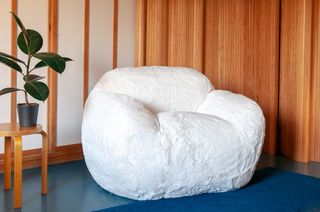 Snuggle chair in white fake fur Cinto