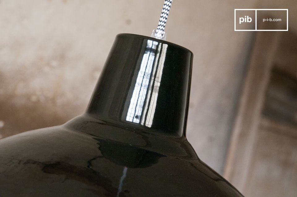 The lampshade Cliff is a decorative accessory with industrial vintage look that will complement your