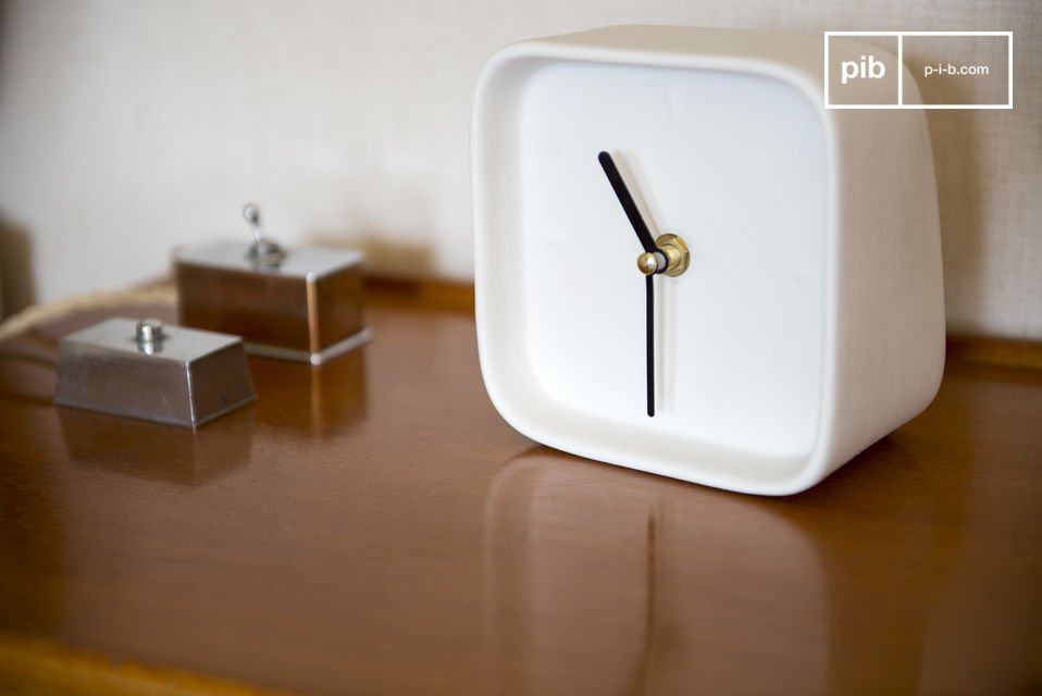 With its quartz mechanism, this scandinavian modern clock will be help you to be punctual