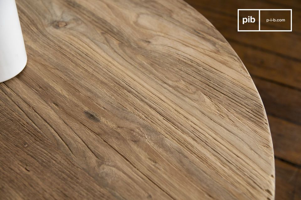 The wood has beautiful natural grooves.