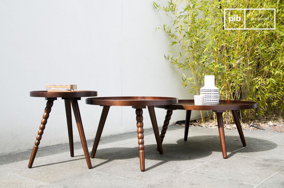 The family of 3 side tables of different sizes.