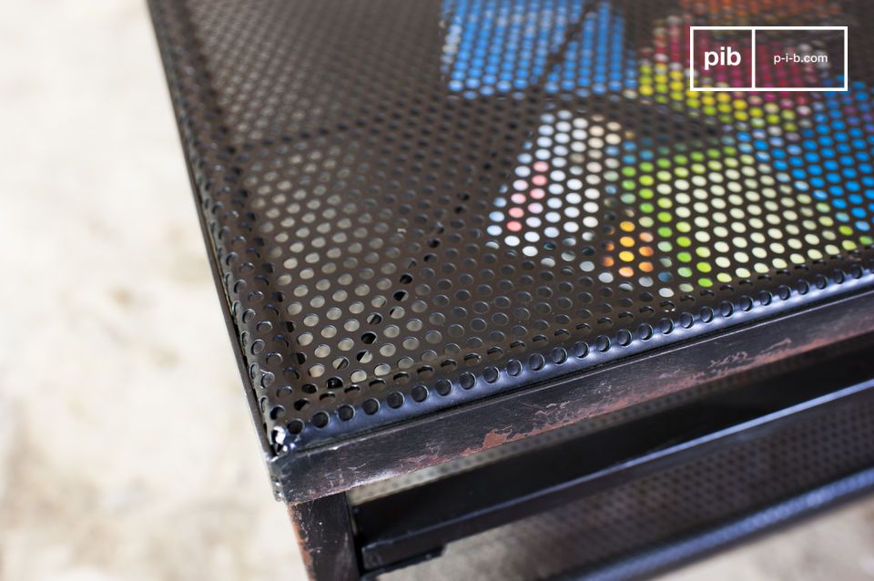 Matt black metal tray with mesh mesh.