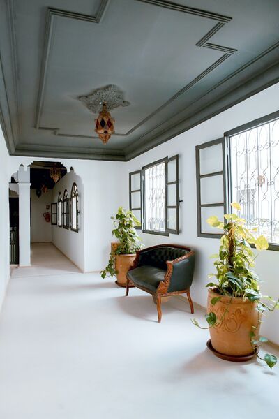 Colouring the ceiling of a long hallway