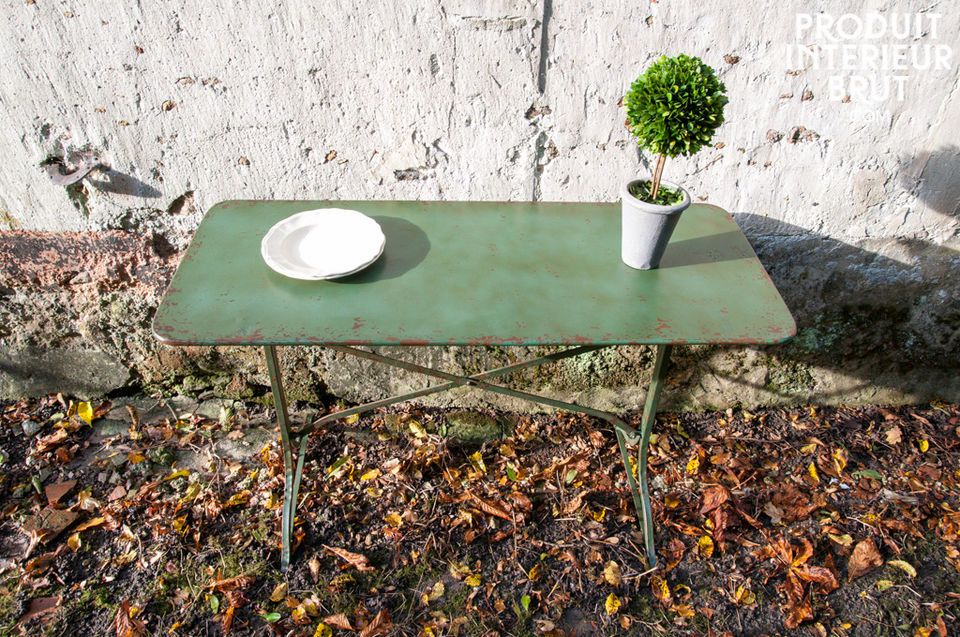 A table designed with metal from which you will apreciate its green painting - hand made painted and