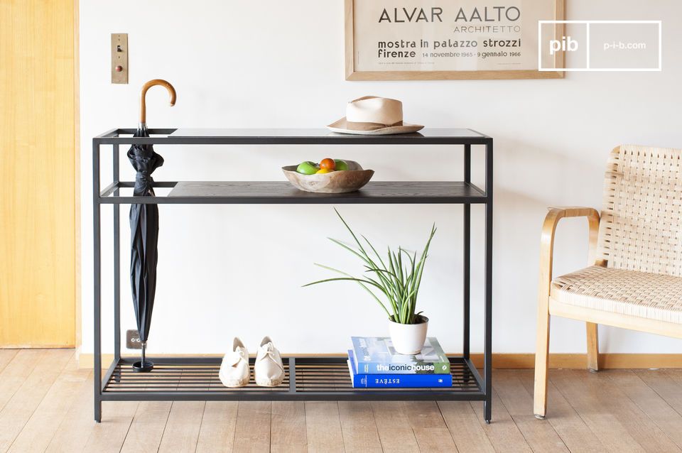 An elegant console in marble and dark metal.