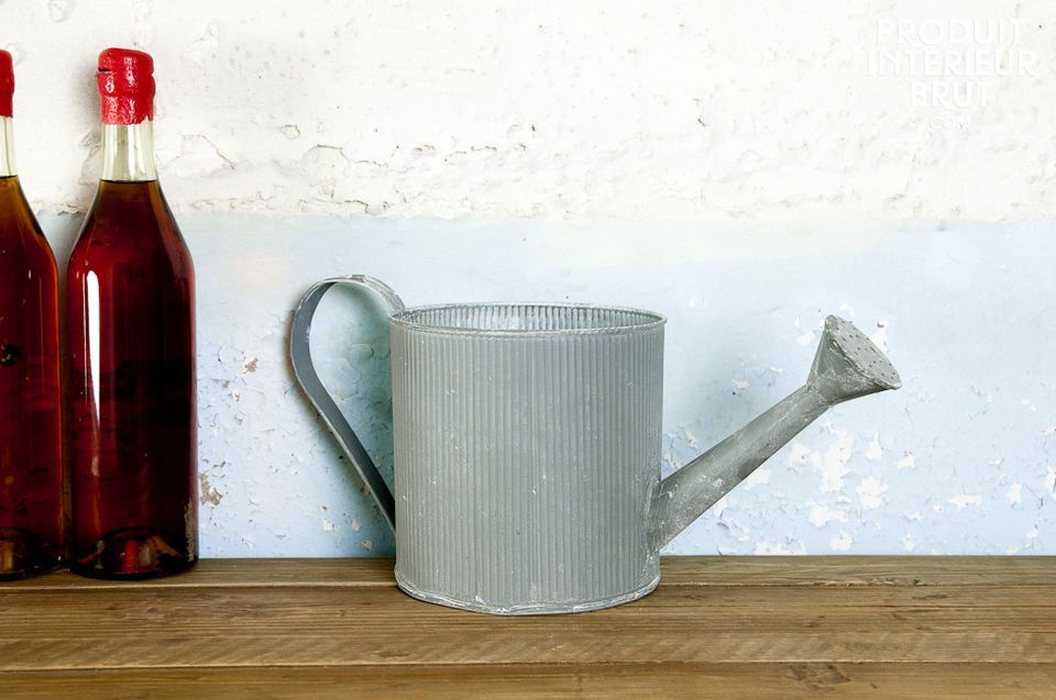 Corrugated small watering can