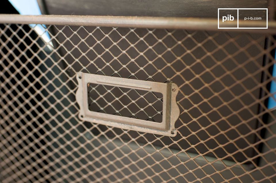 All-metal mesh storage space.