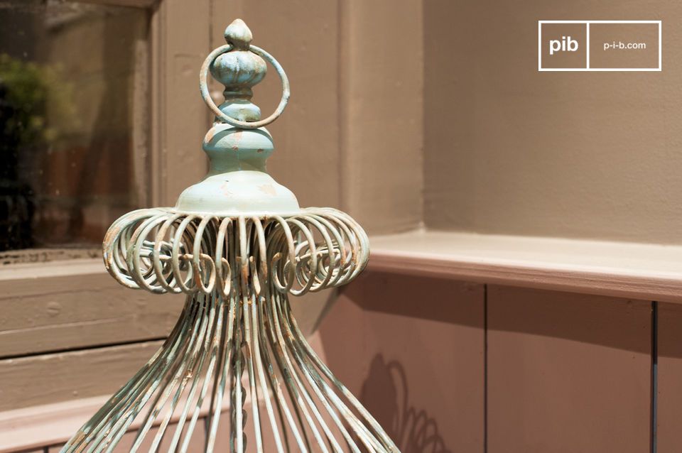 The charm of a patinated finish for romantic decoration