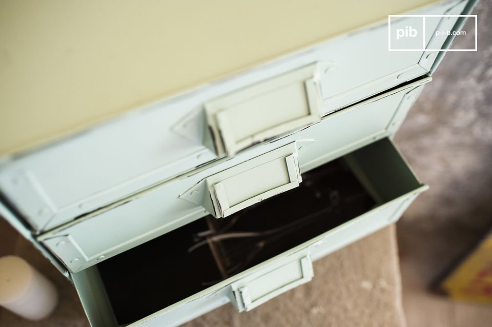 The chest of drawers has 4 drawers.