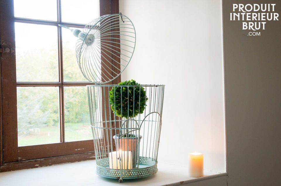 Give to your room a natural retro touch with this cage full of quaint