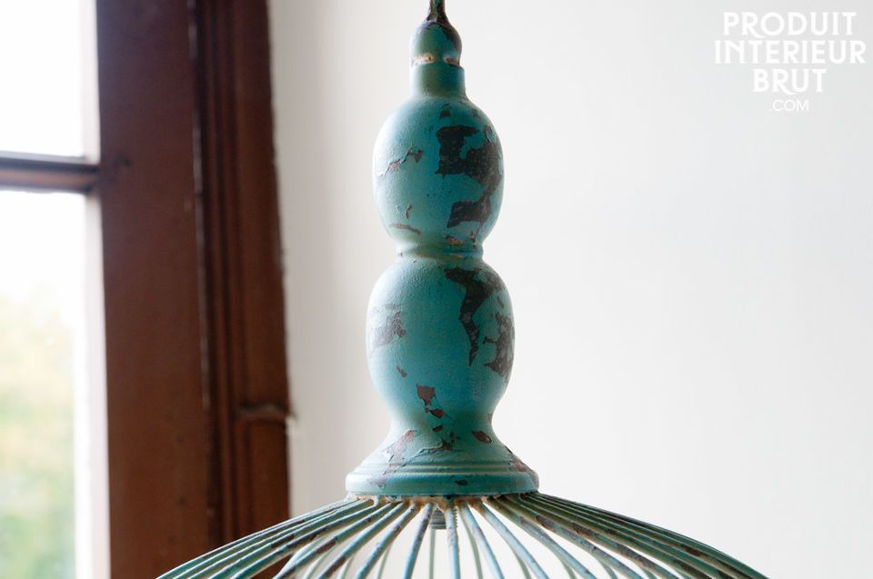 The clear turquoise finish has a slightly oxidized patina which conferes to the cage a certain