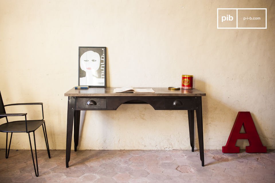 Elegant desk with a vintage black and wood spirit.