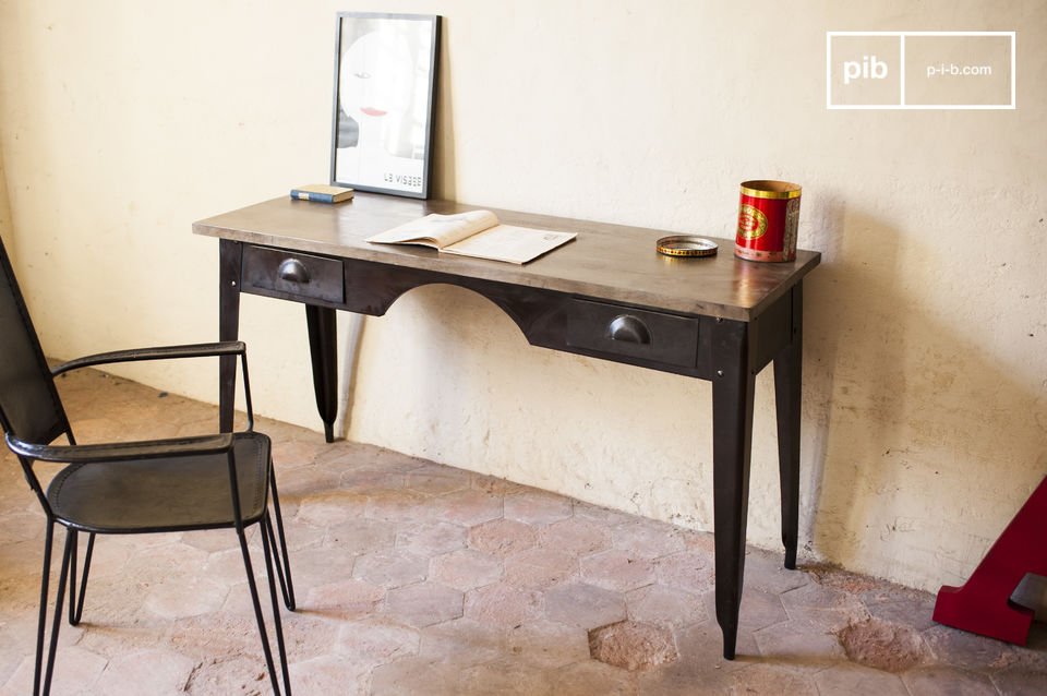 The office combines a rosewood top and a steel base.