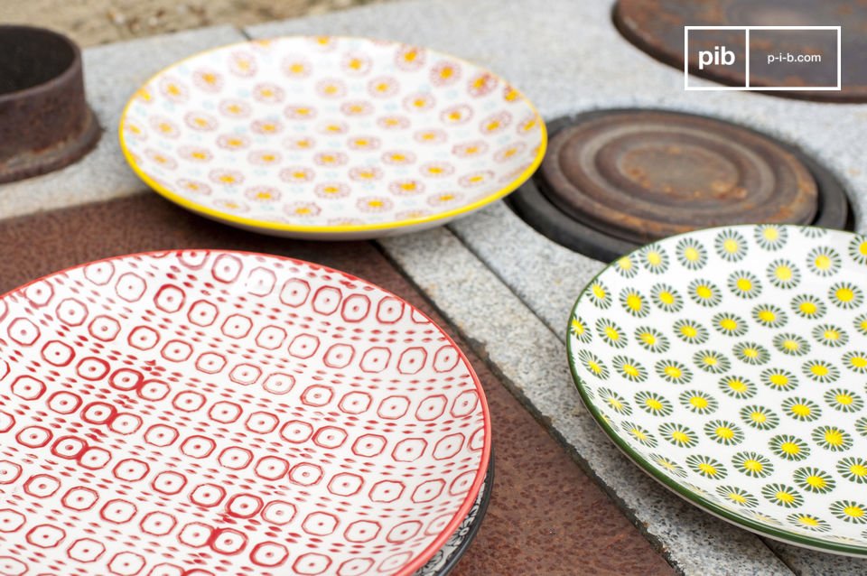 The dessert dishes Julia will give a retro charm to your interiors and to your dining table