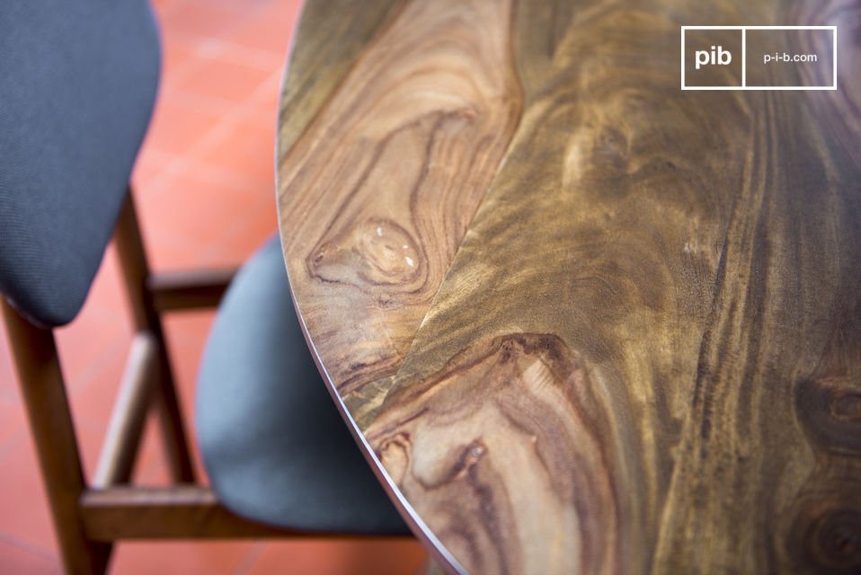 The natural marks of the wood offer a sublime look.