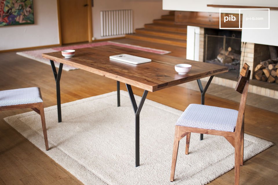 Wooden dining table with a filiform design.