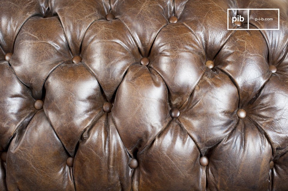 The finishing of this sofa is particularly well-kept: the seams are excellent