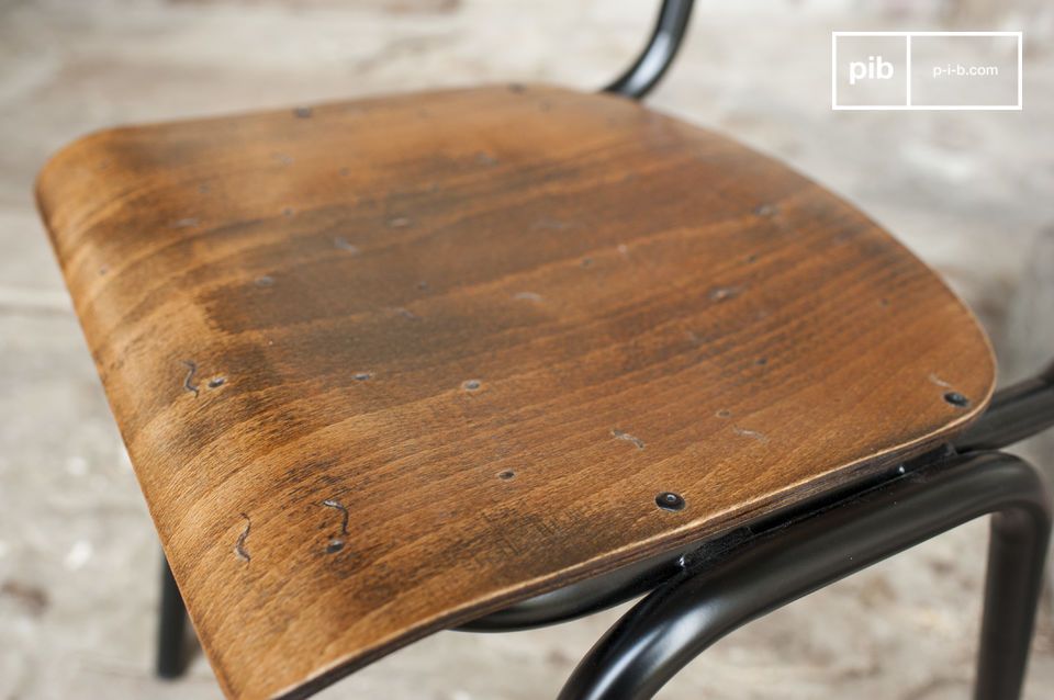 The hand patinated seat gives the wood unique nuances.