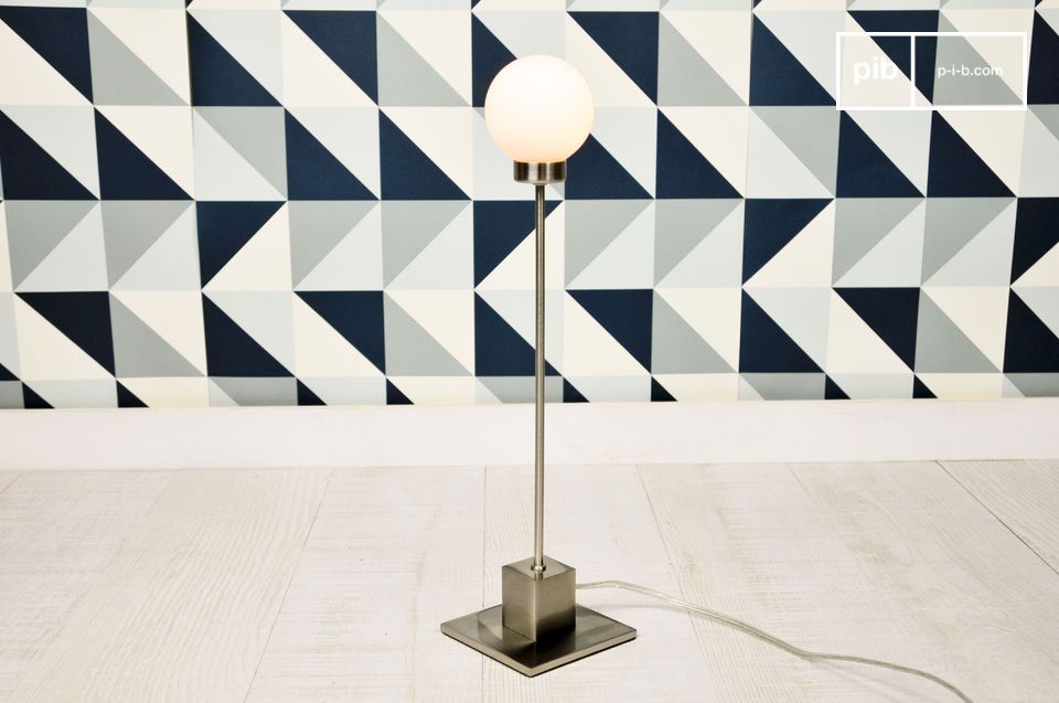 Elegant table lamp to be placed in metal.