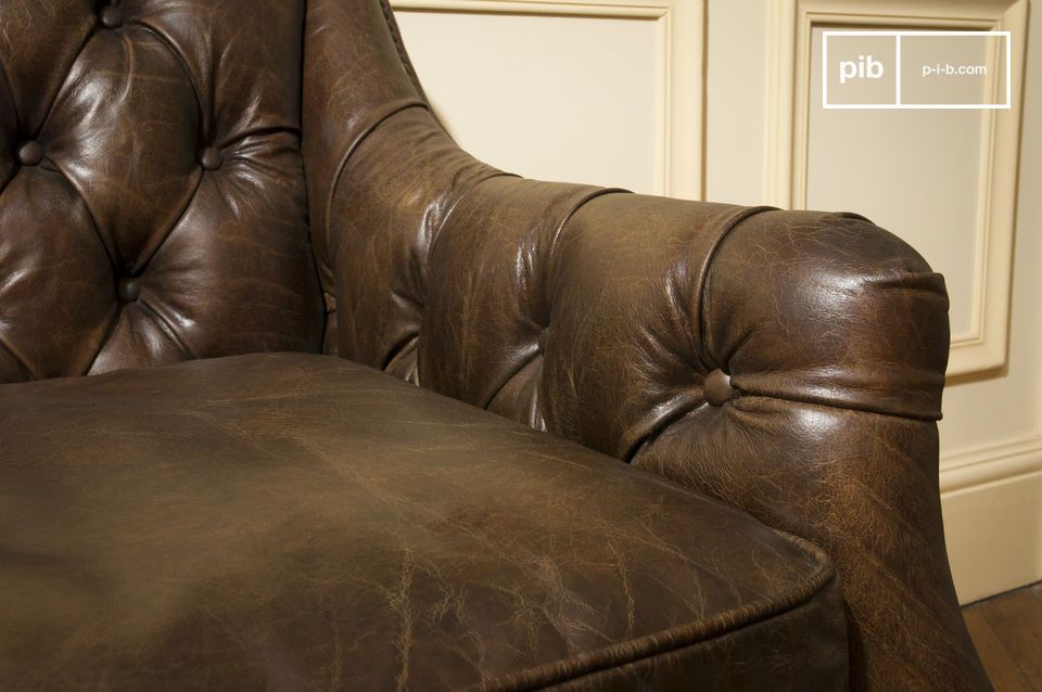 A sofa with a upholstered backrest in the Chesterfield style.