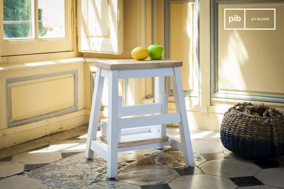 White and wooden stepboard for a Scandinavian look.