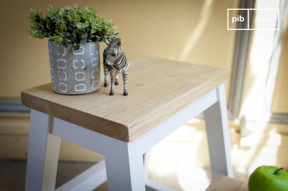 The tray is made of a pretty varnished solid ash.