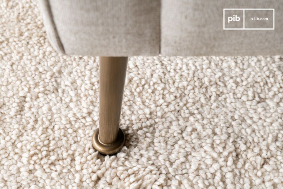 The design of the Elbrouz sofa features slightly flared feet in patinated brass