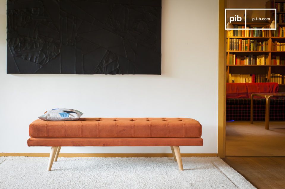 An atypical velvet bench, an eye-catching element in your entrance.