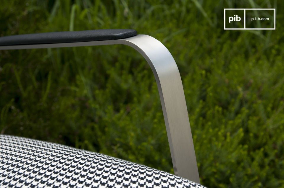 Elegant metal armrests complete the design of the chair.