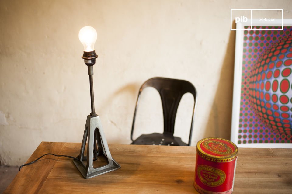 Lamp with pyramidal legs pierced by a metal rod.