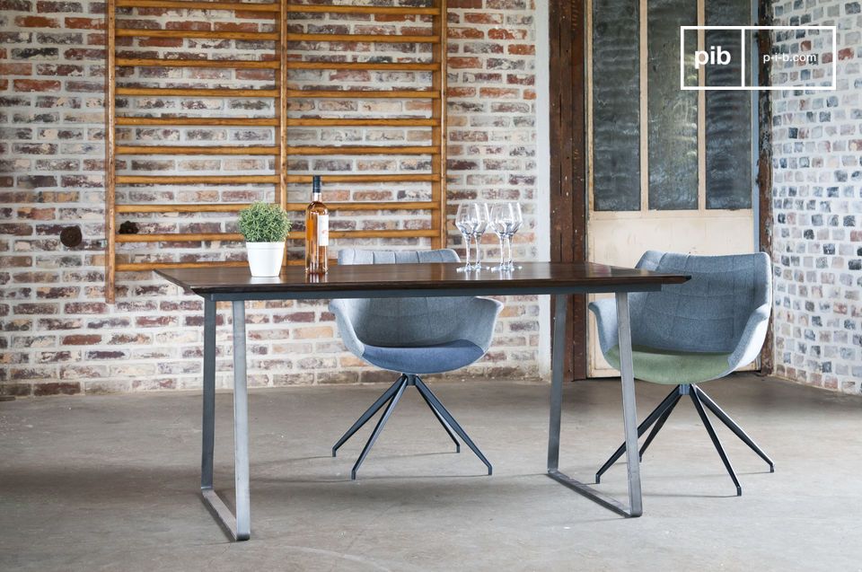 Sublime wooden table with metal base.