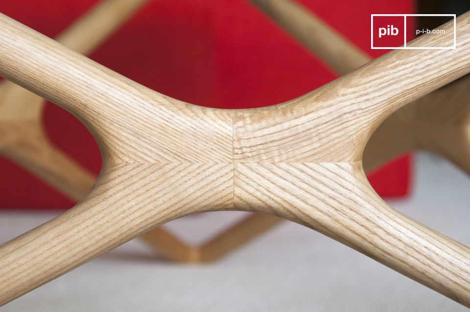The natural traces of wood give the table its refinement.