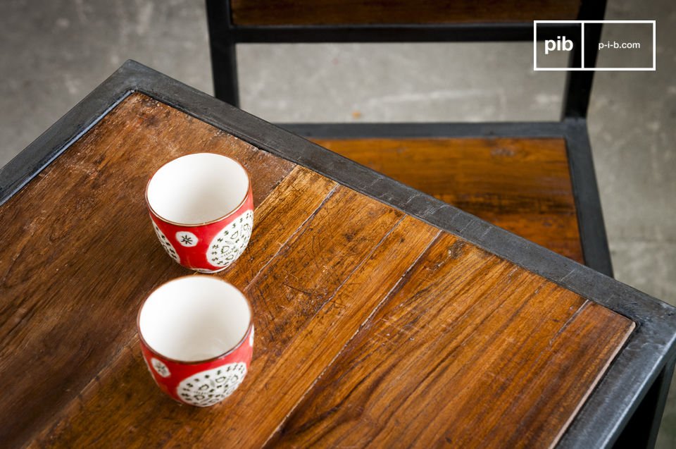 Table and chair in metal and teak wood for a unique look.