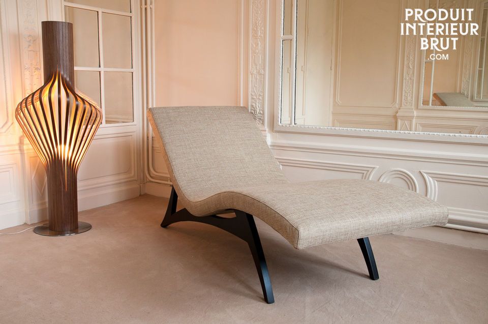 This unique chaise longue has fluid and elegant lines that find their origins in mid-century