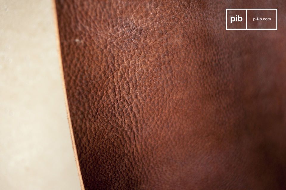 The thick leather seat with a beautiful brown colour.