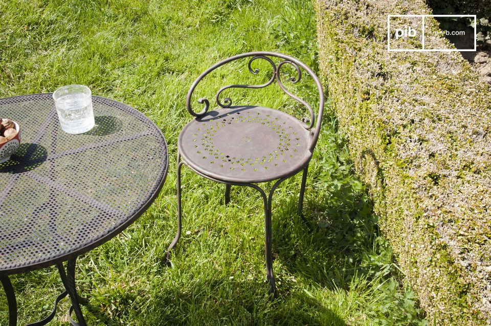 Classic cast iron legs and ornate back, but an original small charming seat