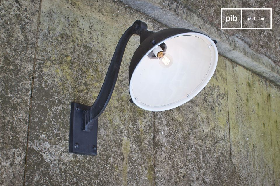 A pretty industrial lamp at ease indoors and outdoors.