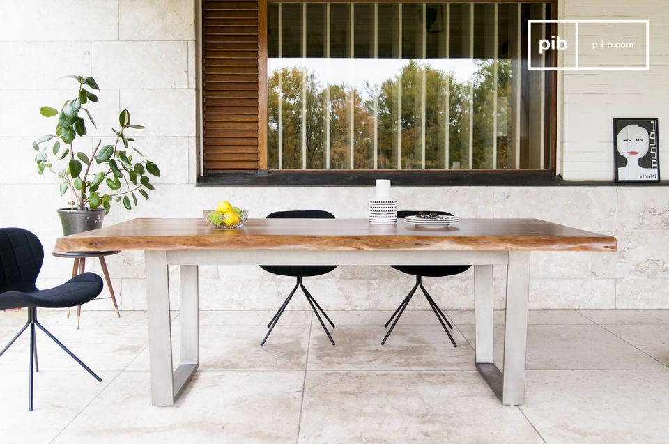 The table is very geometric, which gives it a beautiful elegance.